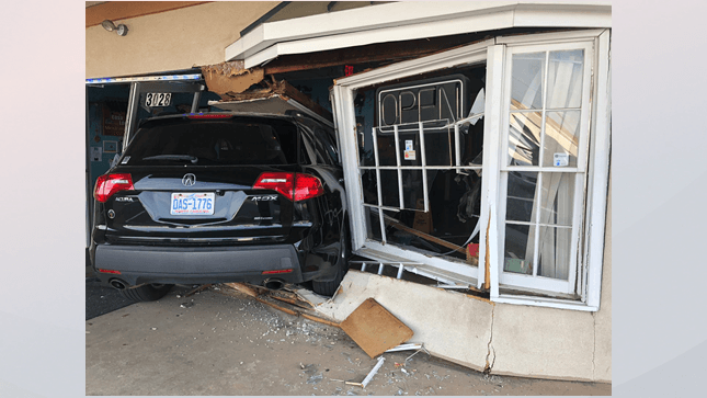 Jóvenes a bordo de una SUV terminan dentro de un restaurante mexicano