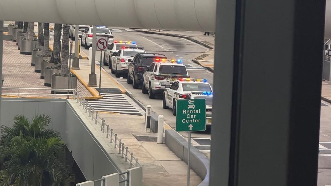 En un comunicado publicado en su cuenta oficial, la oficina el Sheriff indicó: “Los agentes del sheriff respondieron esta tarde al aeropuerto internacional de Miami tras reportes de disparos. Los agentes respondieron con rapidez y detuvieron a un sujeto. En este momento no hay una amenaza activa para el público”.
<br>
<brightspot-cms-external-content url="https://x.com/miamidade_so/status/2102866092464980011?s=48&t=ROKMldZSOy1Nel1R2ev0cA">
https://x.com/miamidade_so/status/2102866092464980011?s=48&t=ROKMldZSOy1Nel1R2ev0cA
</brightspot-cms-external-content>
<br>