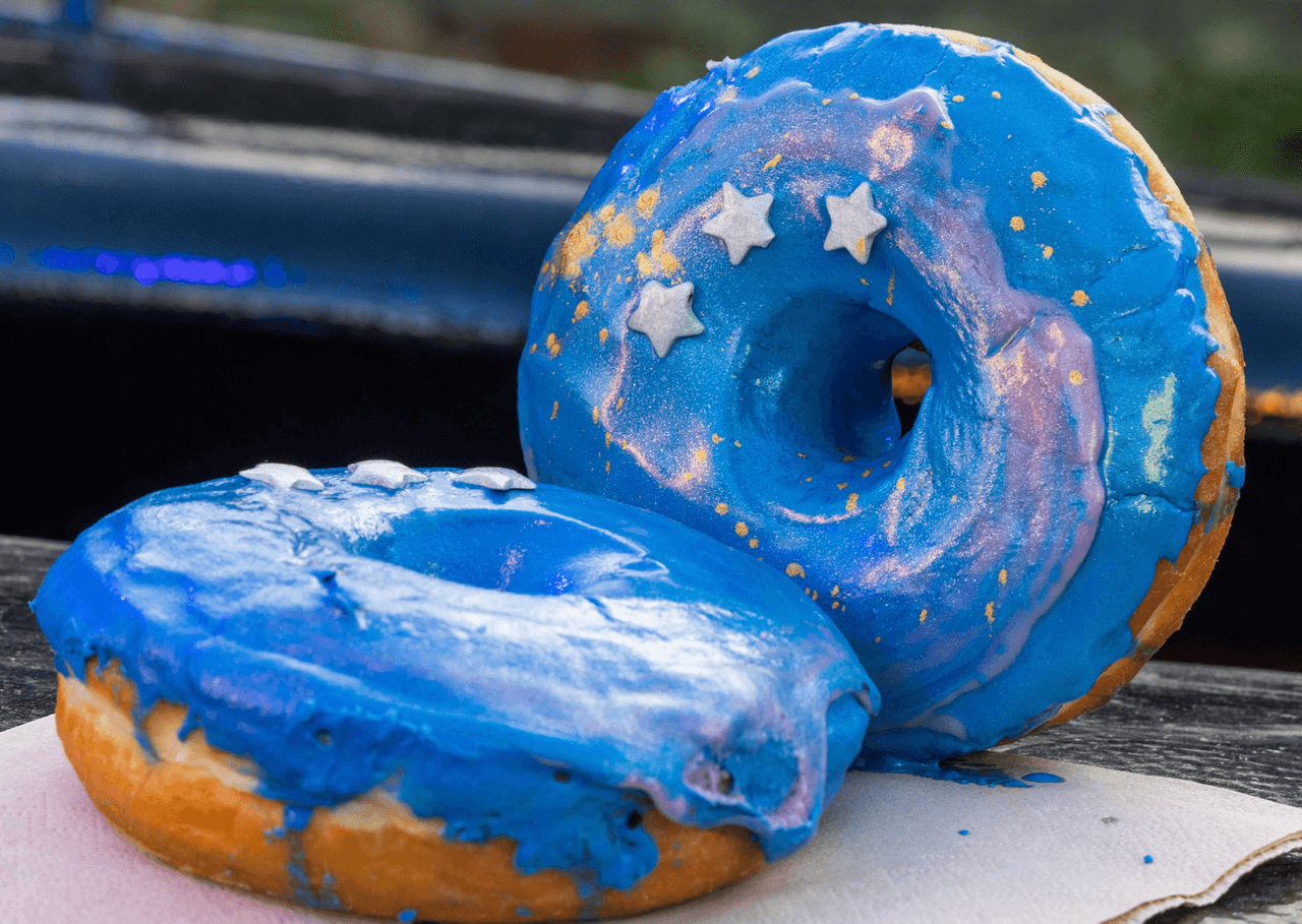 Al final del recorrido, los visitantes ingresarán a un pintoresco pueblo donde
<b>podrán disfrutar de deliciosas comidas y bebidas</b>, así como de una tienda de regalos con productos de las películas de Harry Potter y Fantastic Beasts.