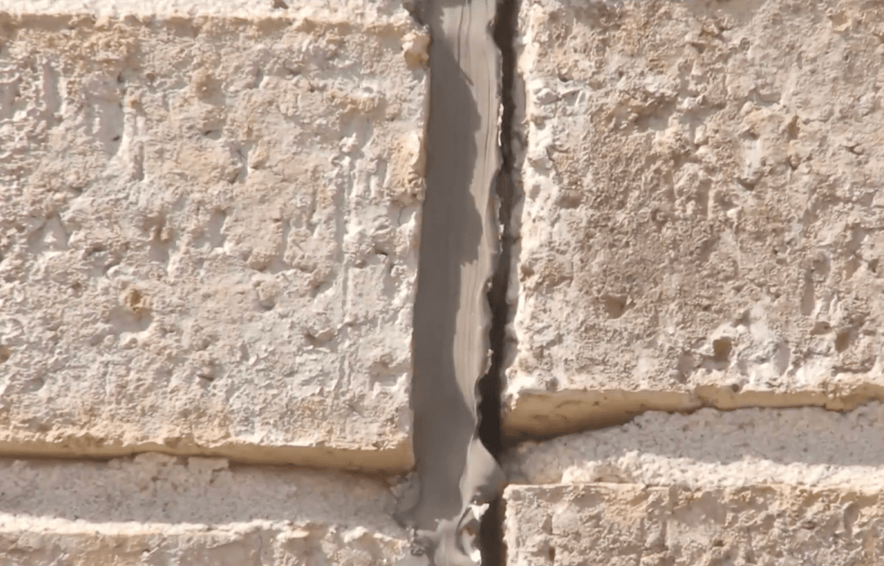 Según los expertos, cuando no llueve la tierra debajo de los cimientos se convierte en piedra y esto provoca hundimientos y grietas. La tierra debajo de la casa debe casi deshacerse al agarrarla con la mano.