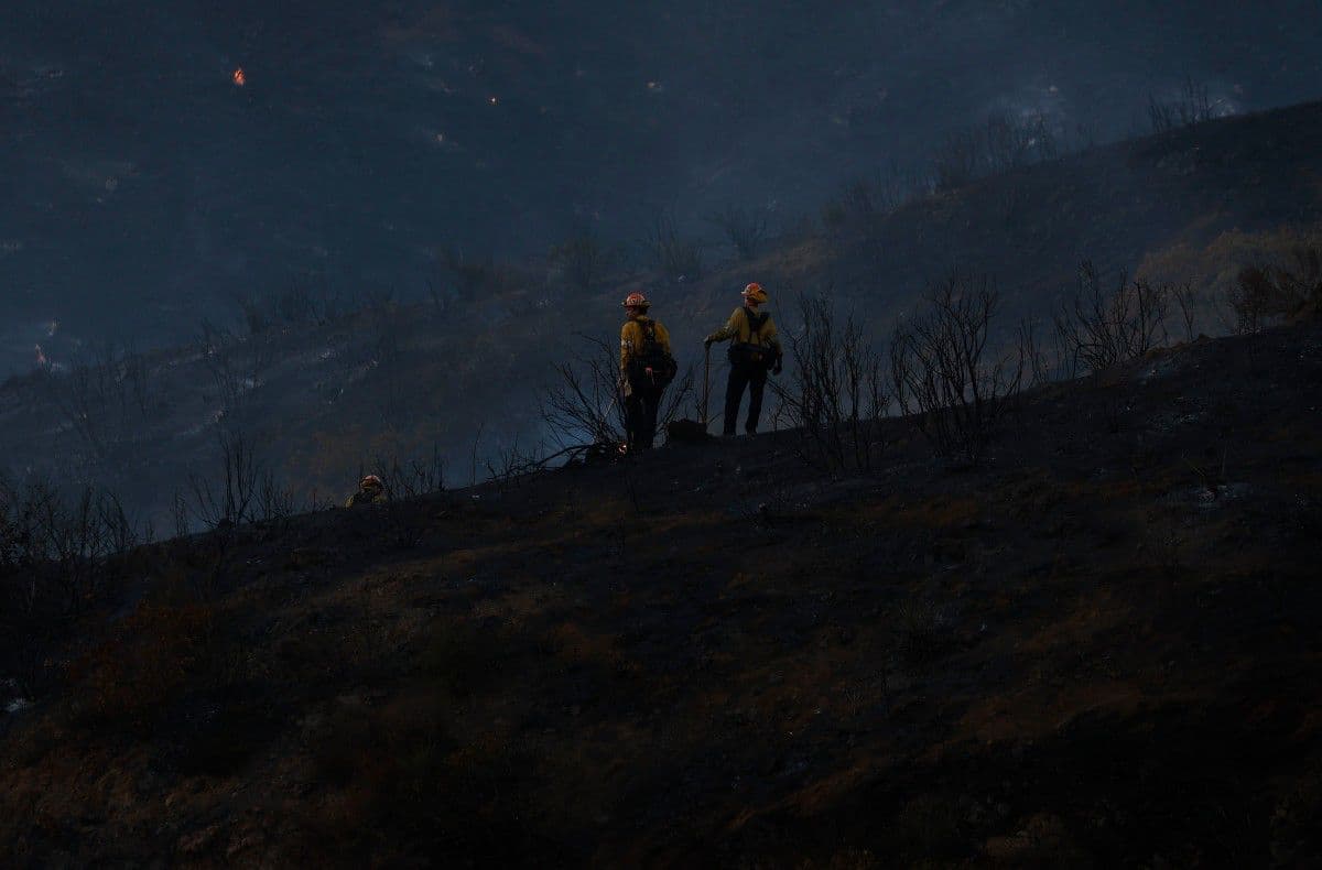 Los bomberos supervisan el incendio de Bryson el 15 de octubre de 2026 en Malibú, California.