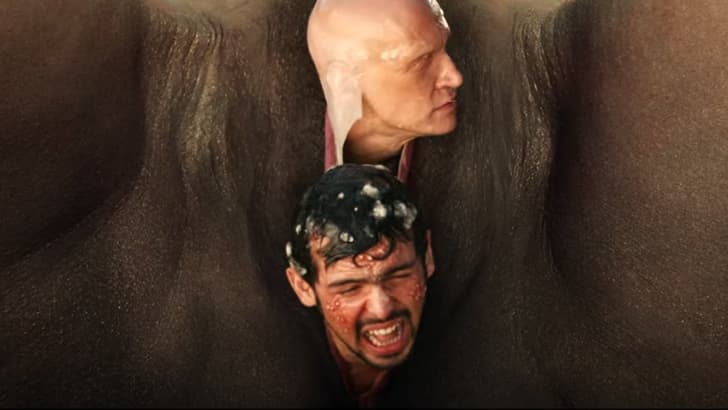 John Leguizamo, abajo, luchando en pleno proceso de nacimiento como parte de la trama de 'Somos anormales'.