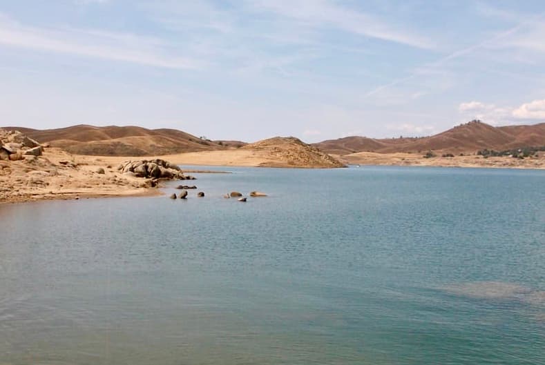 <b><a href="https://www.parks.ca.gov/?page_id=587" target="_blank">Millerton Lake </a></b>
<br>Es un lago artificial al norte de Fresno. El embalse fue creado por la construcción de la presa Friant en el río San Joaquín en la zona de la Sierra Nevada. Es popular entre los amantes de los deportes acuáticos natación, pesca, y camping.