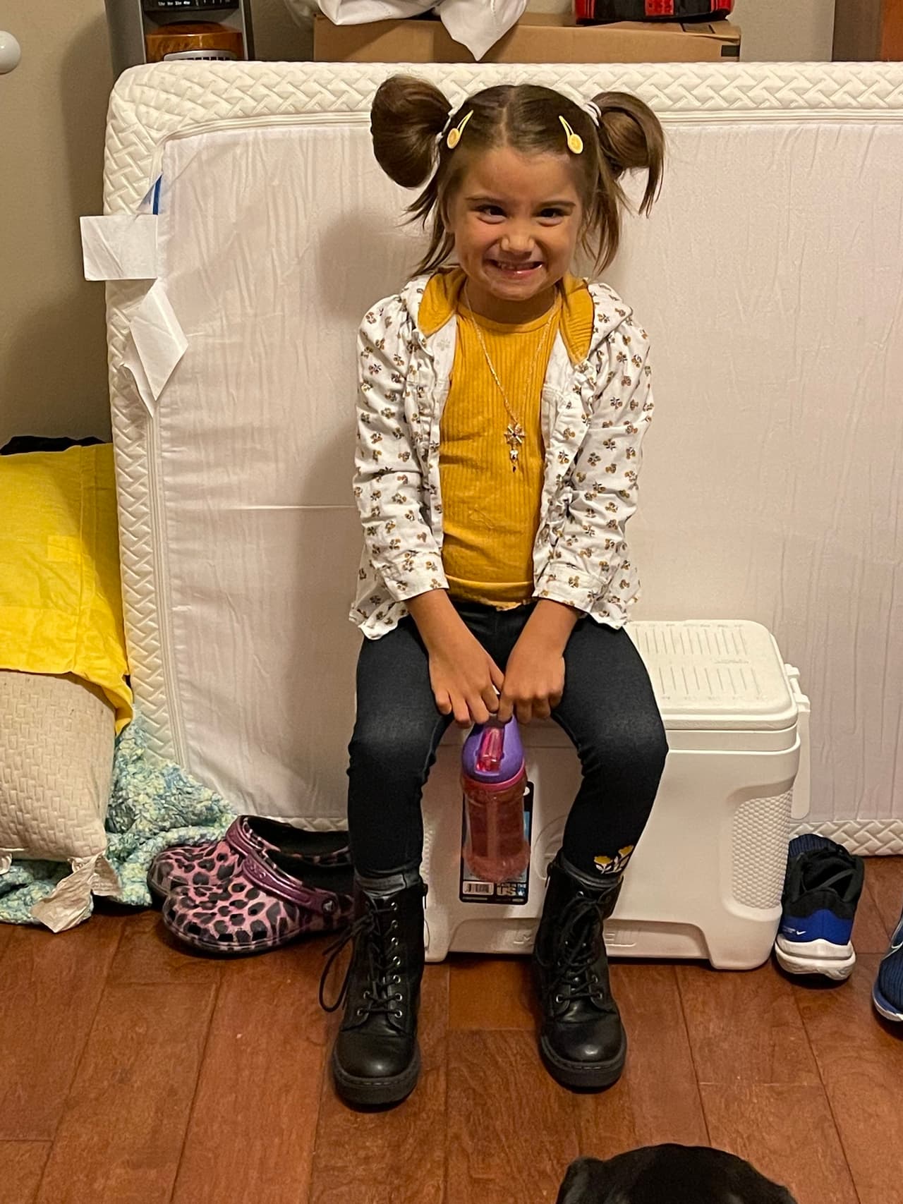 <b>Tillie Williams</b> mide 3' 5”, pesa aproximadamente 45 libras, tiene cabello castaño largo y liso y ojos marrones. Tillie fue vista por última vez vestida con un pijama gris o azul marino con corazones multicolores.