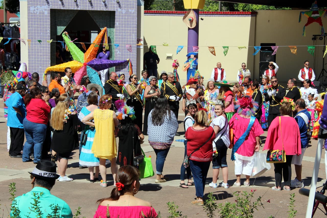 <h2 class="cms-H2-H2">Piñatas in the barrio</h2>
<br>
<ul>
<li class="li1">Cuándo: 26 de abril</li>
</ul>
<ul>
<li class="li1">Hora: 12:00 horas - 21:00 horas</li>
</ul>
<ul>
<li class="li1">Dónde: Guadalupe Plaza</li>
</ul>
<ul>
<li class="li1">Qué es: Un evento con entretenimiento en vivo, arte, manualidades, comida deliciosa y bebidas variadas; así como grupos de danza y de música en vivo. Ven a admirar las piñatas más grandes en San Antonio.</li>
</ul>
<ul>
<li class="li1">Costo: Gratis</li>
</ul>