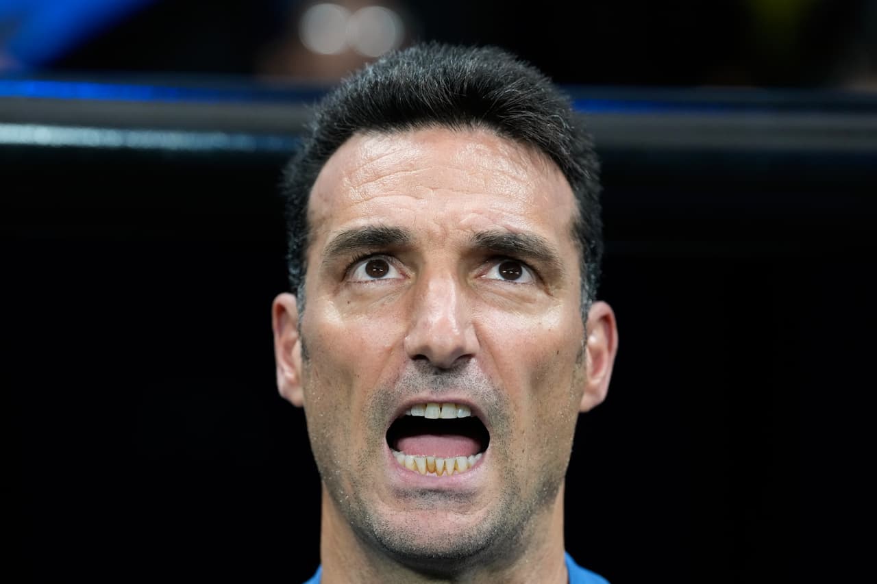 Un primer plano al técnico argentino, Lionel Scaloni, mientras se entona su himno nacional.