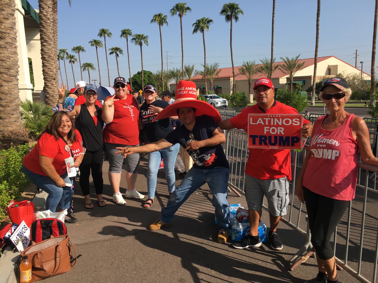 Trump visita Phoenix para participar en un evento de campaña con el grupo de latinos que lo apoya