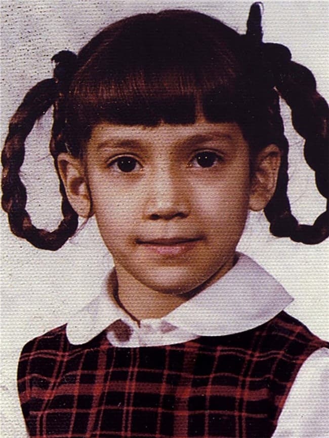 Desde que se criaba en el condado neoyorquino de El Bronx, Jennifer López sentía que era diferente. "De niña, me encantaban los deportes, jugar con tierra, subirme a los árboles y mecerme súper alto en los columpios (...)
<b><a href="https://www.univision.com/entretenimiento/cuidado-alex-rodriguez-que-jennifer-lopez-se-las-sabe-todas-fotos">Pensaba que no era muy femenina</a></b> y que mis uñas estaban muy cortas", declaró a 'InStyle'.
