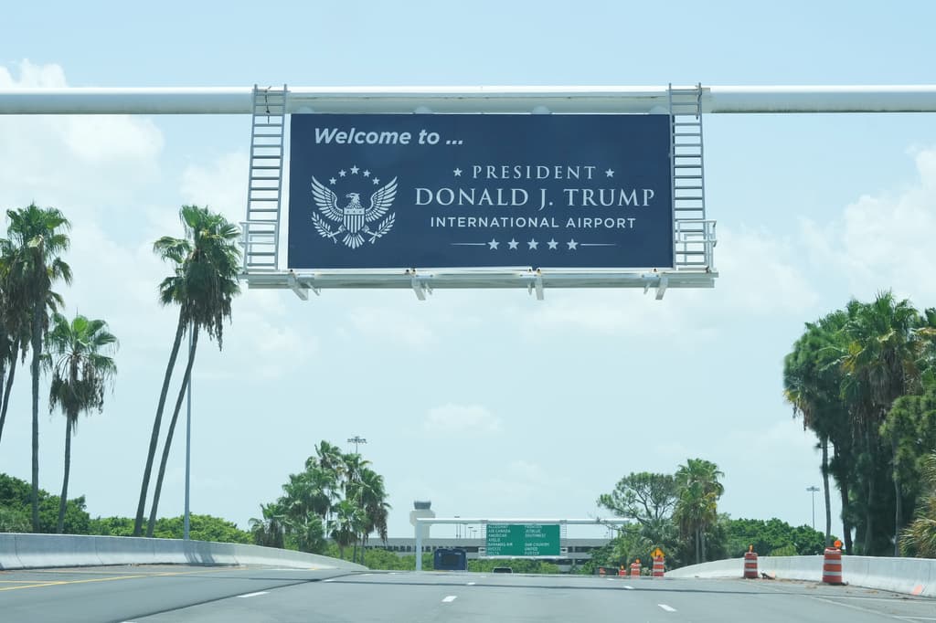 <b>La modernización incluye nuevos letreros e identidad visual: </b>La administración del aeropuerto inició el reemplazo de la señalización exterior e interior, además de actualizar logotipos, mapas, documentos y plataformas digitales para reflejar el nuevo nombre. Este proceso se realizará por etapas para evitar afectaciones a las operaciones diarias y facilitar que los pasajeros se adapten a la nueva identidad de la terminal aérea.