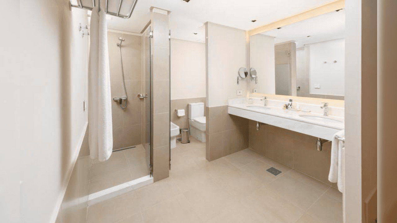 Ronaldinho podrá usar un baño de lujo por primera vez en más de un mes tras haber permanecido durante este periodo en la cárcel.