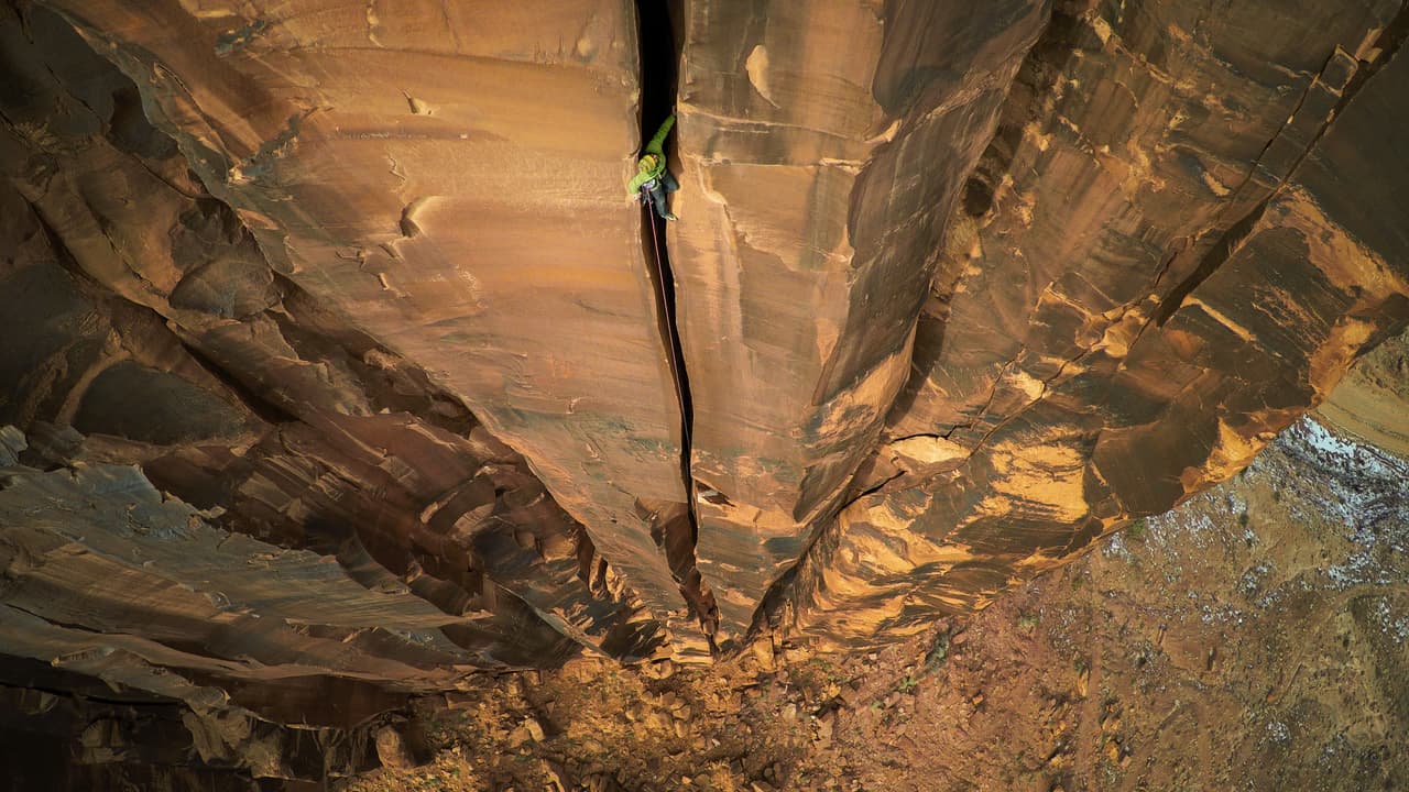 Un escalador sube por la grieta de una montaña en Moab, Utah, Estados Unidos.