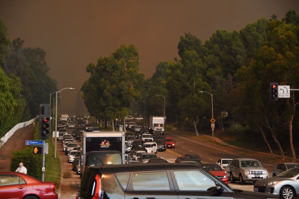 Centenares de residentes tuvieron que abandonar sus viviendas el lunes debido a la rapidez con la cual se propagó el incendio.