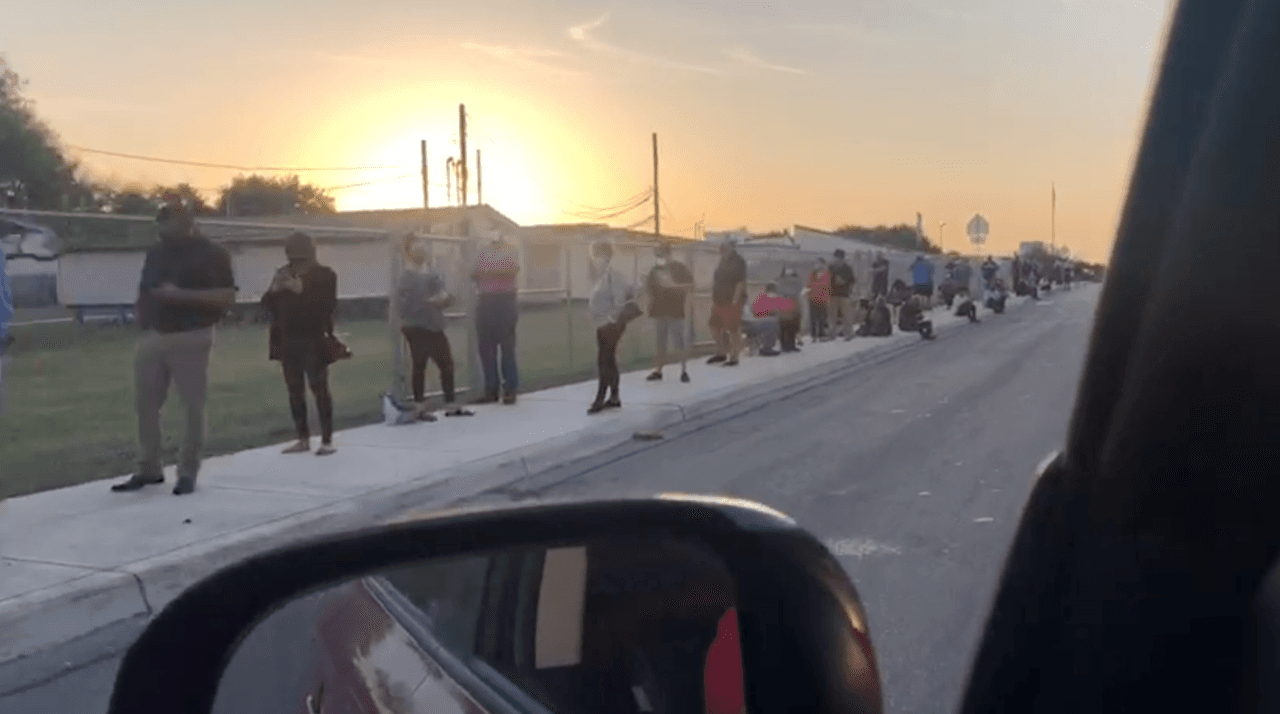 Cerca de 50 lugares de votación permanecerán abiertos diariamente durante el período de votación anticipada. Para permitir un mejor acceso y distanciamiento físico debido al coronavirus,
<a href="https://www.univision.com/local/san-antonio-kwex/el-at-t-center-sera-uno-de-los-centro-de-votacion-anticipada-en-el-condado-de-bexar">el Centro AT&T fue convertido en un mega centro de votación</a>.