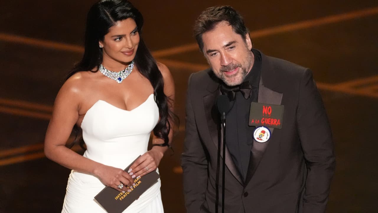 Instantes antes de presentar a la Mejor Película Internacional, Javier Bardem alzó la voz en contra de la guerra.
