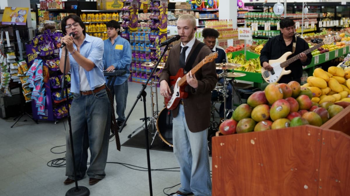 “Nunca había hecho algo así”: bandas tocan entre mangos y aguacates en supermercado latino viral de Delaware