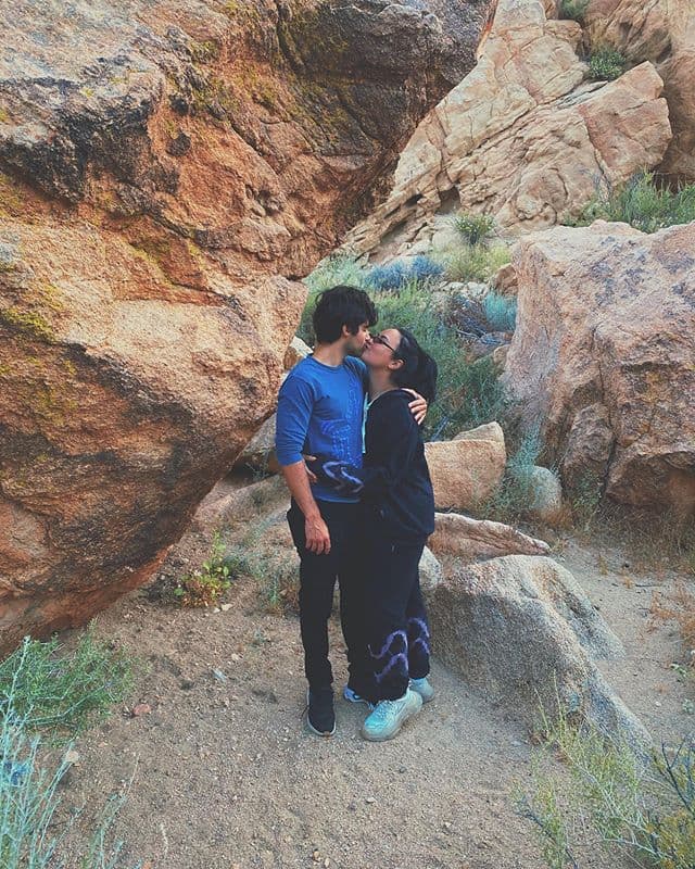 Aunque su visita al Parque Nacional de California tuvo que ver con un proyecto en el que está trabajando, la actriz y cantante detalló que se escapó durante un par de días con su "amor", Max Ehrich.