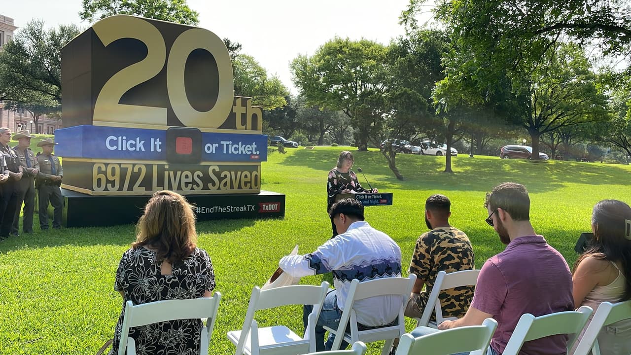 “Usar el cinturón de seguridad reduce el riesgo de morir en un accidente en un 45% para las personas en el asiento delantero de los automóviles de pasajeros. Para aquellos en camionetas, los cinturones de seguridad reducen ese riesgo en un 60%”, lee el comunicado.