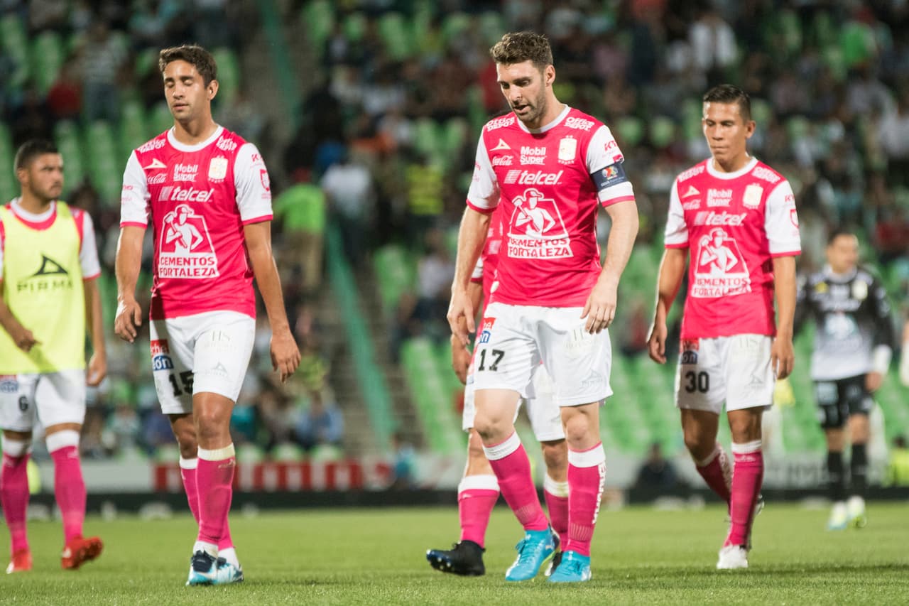 Los jugadores del León se retiraban cabizbajos al vestuario. La posibilidad de sumar en cancha ajena se esfumó muy rápido.
