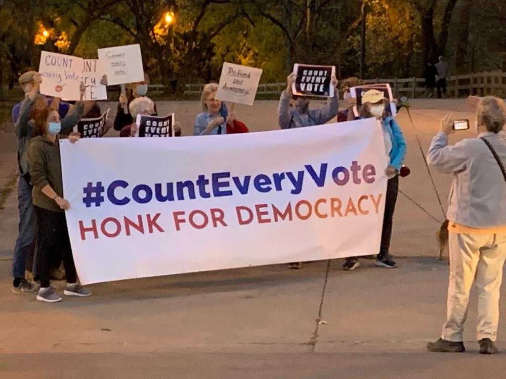 Manifestantes en Chicago piden que se cuente hasta el último voto