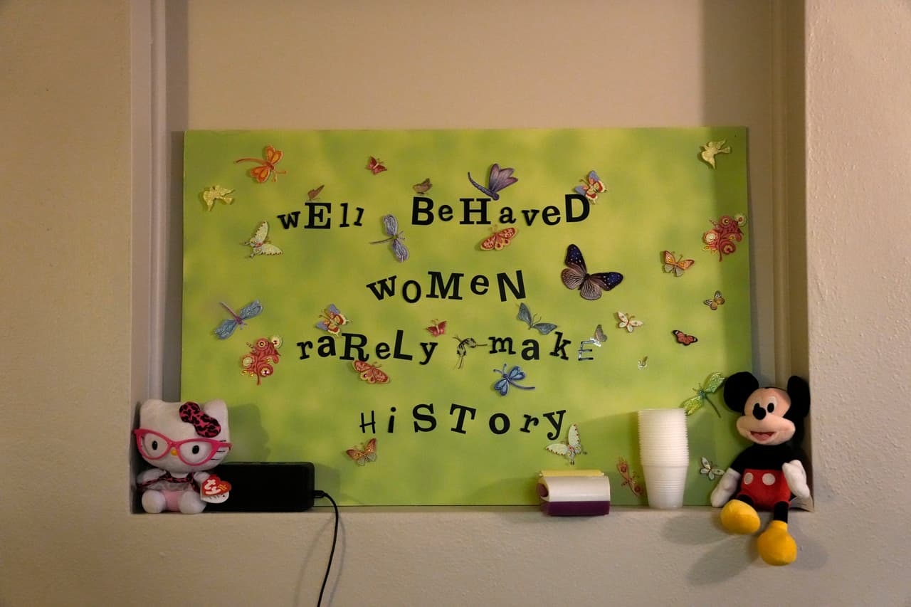 Un letrero adorna la pared dentro de una sala de procedimientos donde los médicos practican abortos, el sábado 9 de octubre de 2021, en Hope Medical Group for Women en Shreveport,
<a href="https://www.univision.com/temas/louisiana-estado">Louisiana</a>.