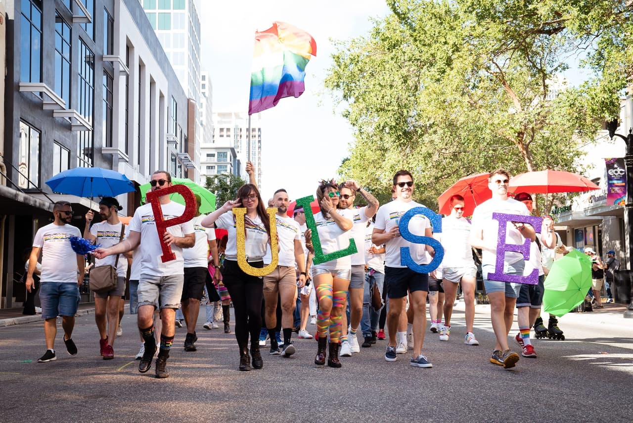 El festival y desfile "Come Out Pride Orlando" reunió el sábado 15 de octubre a miles de personas en el Parque Lake Eola que celebraron la diversidad y el Orgullo de la comunidad LGBTQ+ de Florida Central.