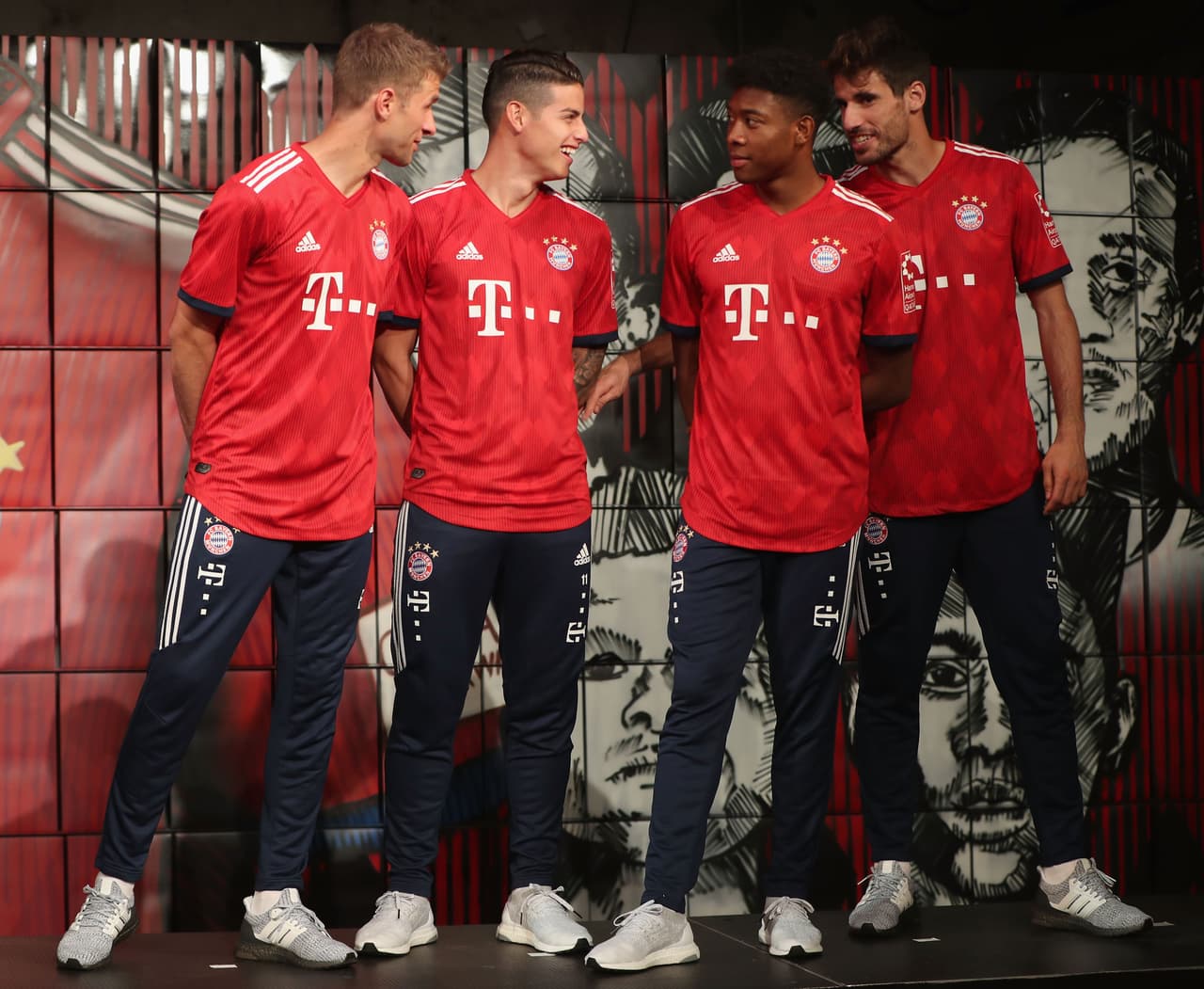 Este martes, en Múnich, el F.C. Bayern realizó la presentación de su nueva playera para la próxima temporada con varios de sus jugadores que son imagen de la reconocida marca alemana encargada de confeccionar sus uniformes. Este se estrenerá en el último juego de la Bundesliga ante el Stuttgart y se volverá a usar en la final de la DFB Pokal ante el Eintracht Frankfurt de Carlos Salcedo y Marco Fabián.