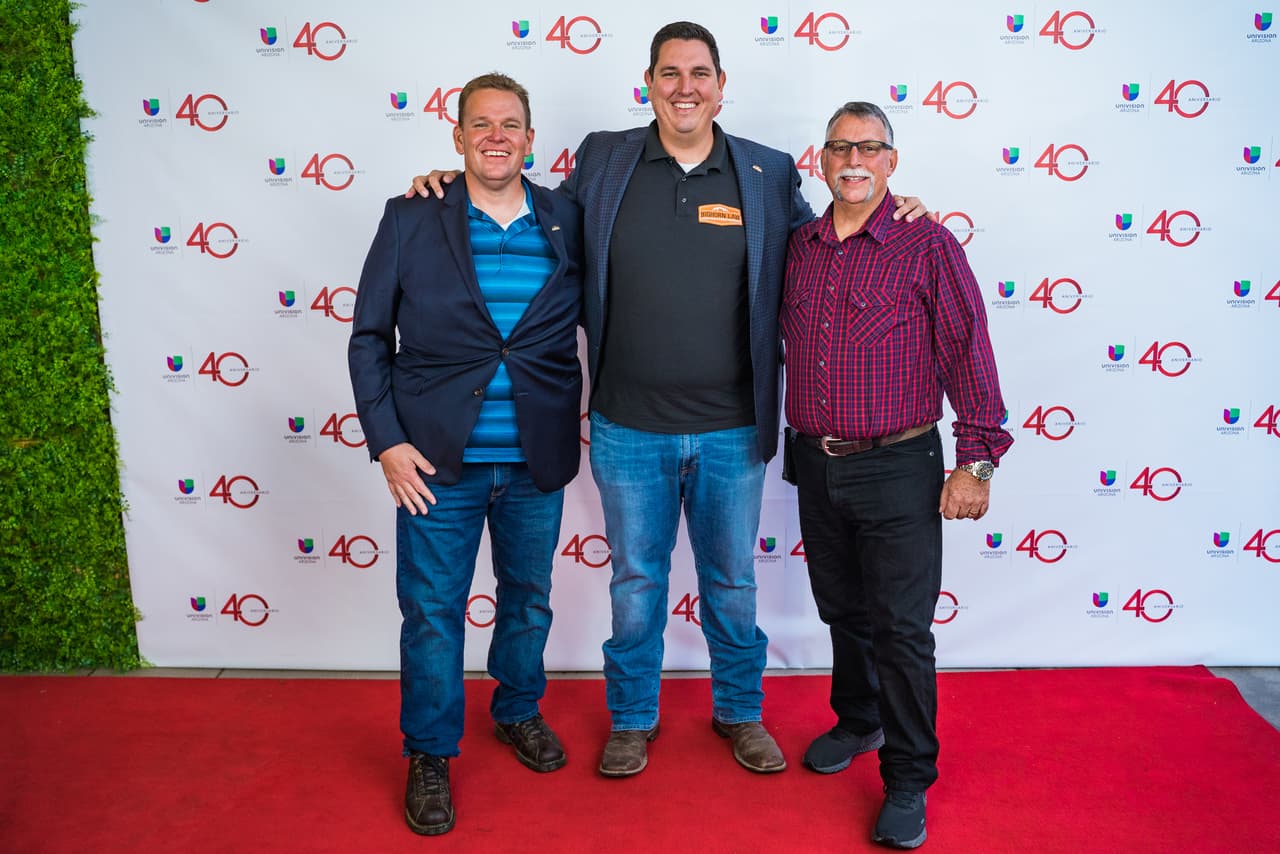 Invitados posando para una foto en la alfombra roja de Univisión Arizona.
<br>