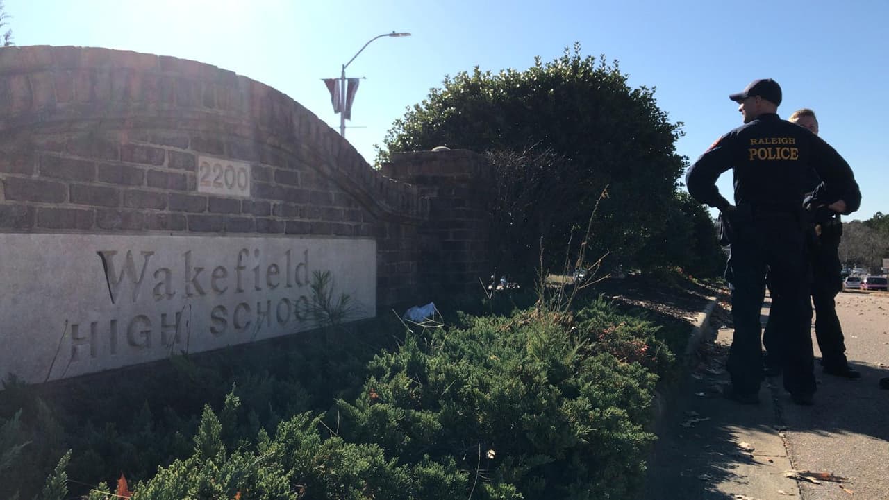 Falsa alarma: Presuntamente un estudiante de Wakefield realizó un reporte falso sobre un tiroteo dentro de la escuela, lo que obligó a las autoridades a activar un código rojo. Policía investiga el caso.