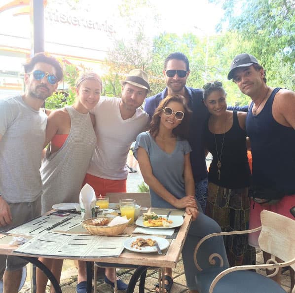 Ellas comparten el mismo círculo de amigos, lo que las ha llevado a ser más unidas.