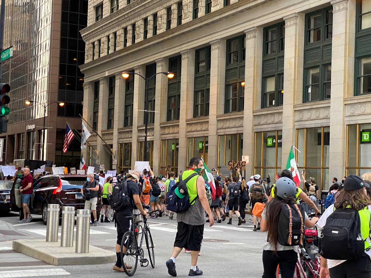 Exigen que liberen “los bebes de las jaulas” y eliminación de ICE cientos manifiestan en ChicagoDecenas de organizaciones convocaron una manifestación clamando por la liberación de las familias que se encuentran en custodia de inmigración