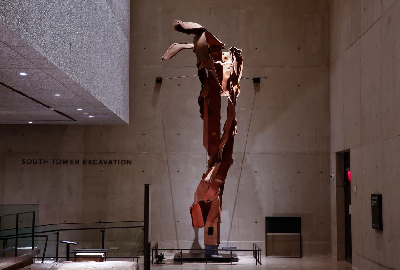 Una columna de acero dañada por el impacto del avión secuestrado en la Torre Norte.