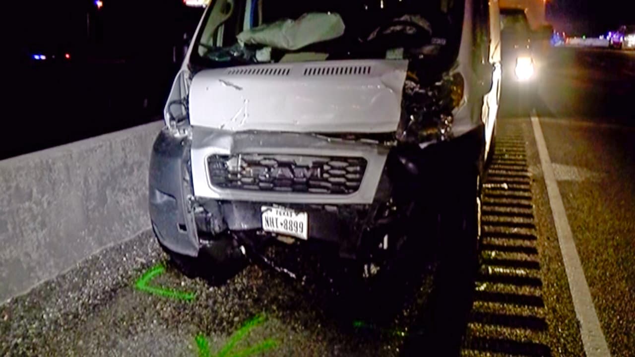 El conductor de la camioneta comercial sufrió lesiones leves y fue hospitalizado. No se ha informado si enfrentará cargos.