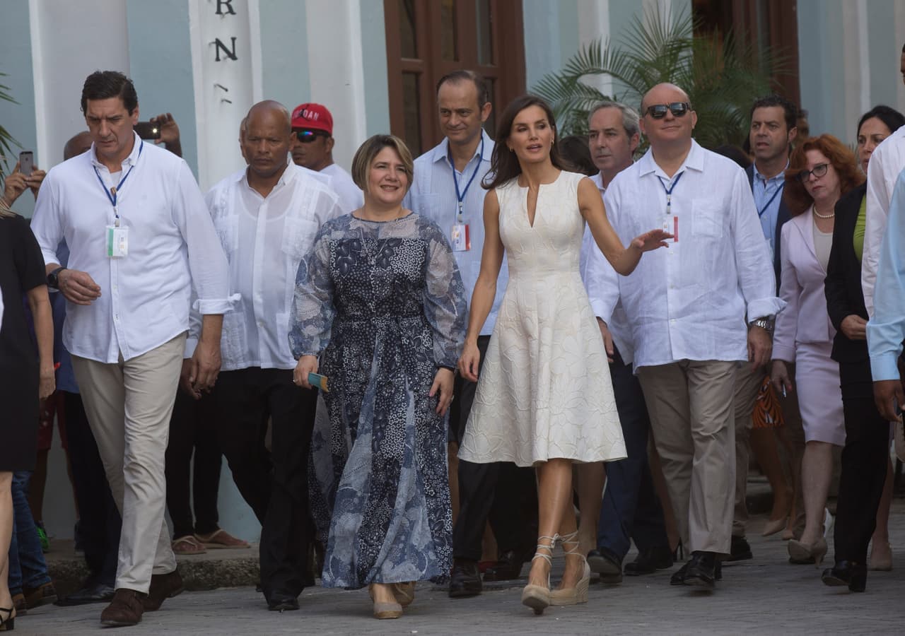 La reina Letizia de España y Lis Cuesta Peraza, esposa de Miguel Díaz-Canel, caminaron por La Habana Vieja.
