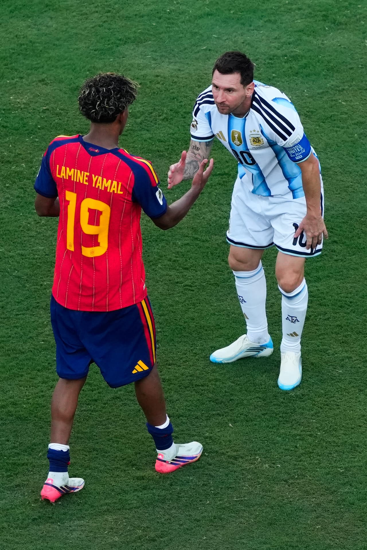 Messi felicita a Yamal.