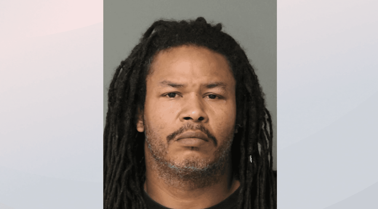 Encuentran a hombre muerto a tiros afuera de una casa en Zebulon