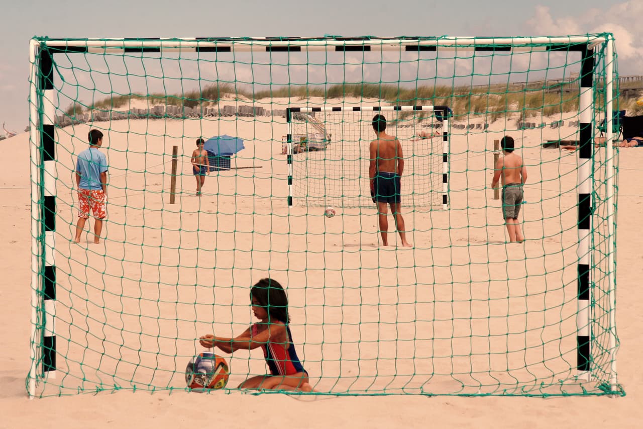 'Una niña sola en un partido de fútbol'. “Quiero un mundo donde la educación empodere a las niñas y mujeres, y acabe con los comportamientos sexistas. En esta foto, tomada en Portugal, se ve a niños jugando al fútbol mientras que una niña se queda sola para jugar en el otro lado del campo. Esto podría ser una forma de separación que puede tener consecuencias no deseadas”, dijo su autor, español.