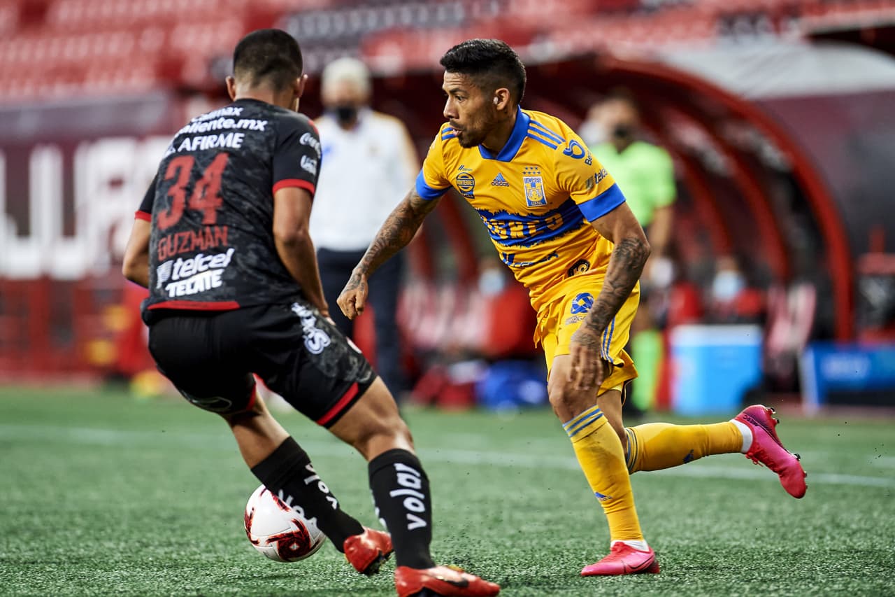 Javier Aquino comienza a pesar y a hacerle daño a los Xolos con recortes y paredes de sus compañeros.