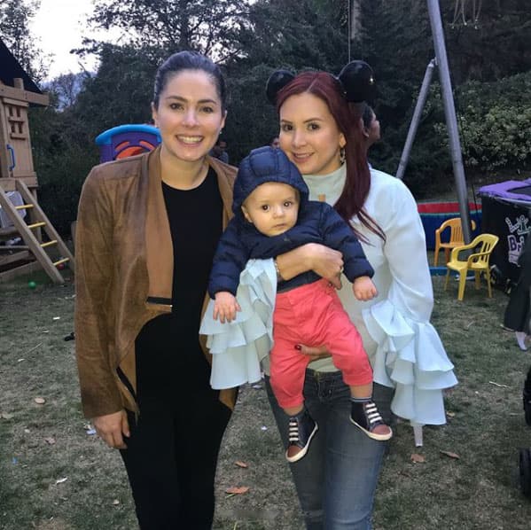 La actriz
<b><a href="https://www.univision.com/temas/thelma-madrigal">Thelma Madrigal</a></b>
<b><a href="https://www.univision.com/entretenimiento/hijos-de-famosos/la-actriz-thelma-madrigal-presenta-a-su-bebe-en-redes-sociales">debutó como mamá</a></b> el pasado mes de septiembre: Bernardo tiene 4 meses y asistió al festejo de Tati y Aitana.