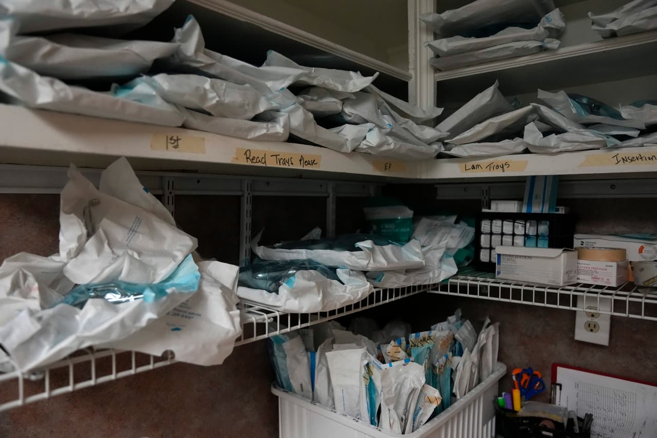 La
<a href="https://www.univision.com/noticias/estados-unidos/corte-federal-permite-a-texas-seguir-aplicando-ley-antiabortos">ley de Texas</a> y la dificultad para programar citas fuera del estado también obligan a las mujeres a esperar más, lo que significa un mayor gasto, más riesgo y menos opciones para interrumpir el embarazo, explicó Rebecca Tong, directora coejecutiva de Trust Women.