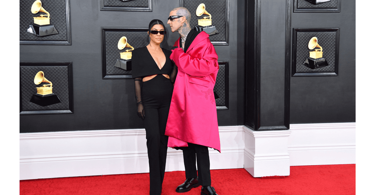 Kourtney Kardashian y Travis Barker en la alfombra roja de los Grammy 2022