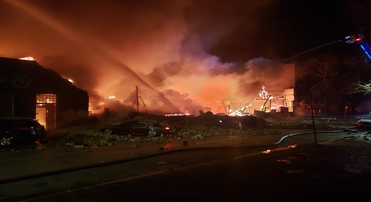 Incendio en departamentos se extiende y afecta en Albany Park