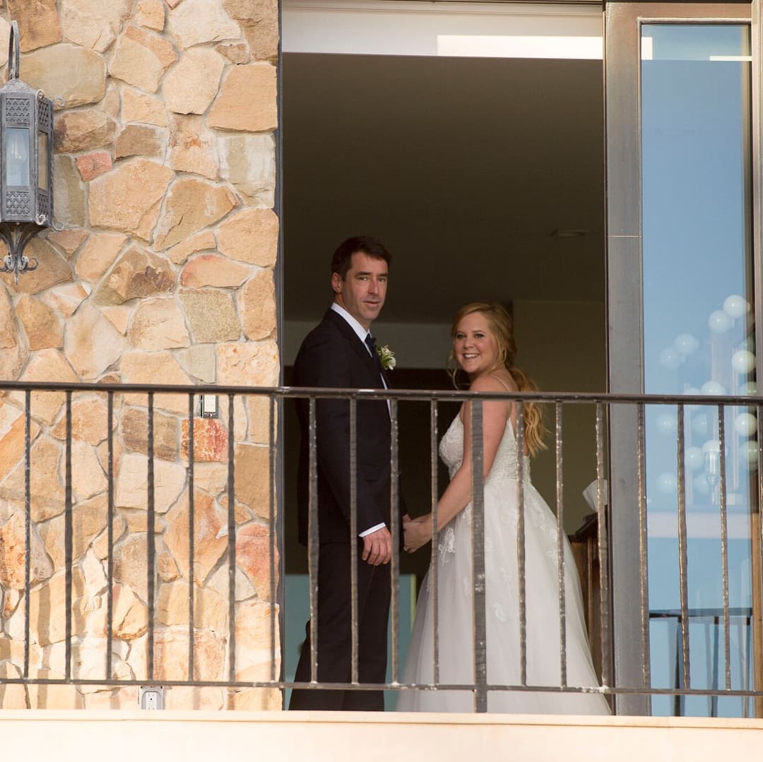 “Consideren donar a ‘Everytown’ (organización sin fines de lucro), para la seguridad en el uso de armas de fuego. Ayer pensé mucho en Mayce y Jillian y envío todo mi amor a los que fueron afectados por la violencia”, escribió Schumer tras la masacre en una escuela superior de Parkland Florida.