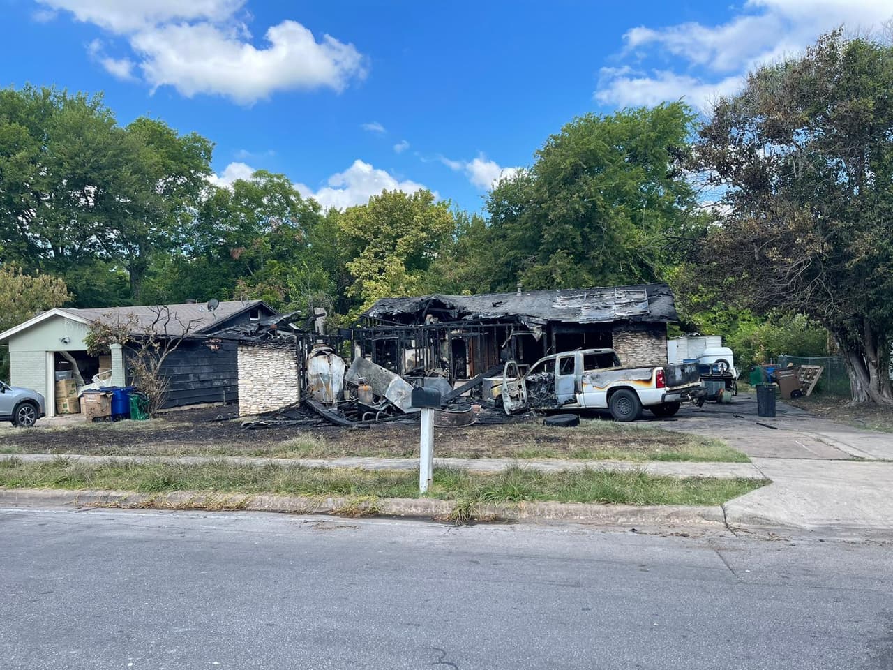 Una casa estaba completamente en llamas cuando llegaron los equipos.