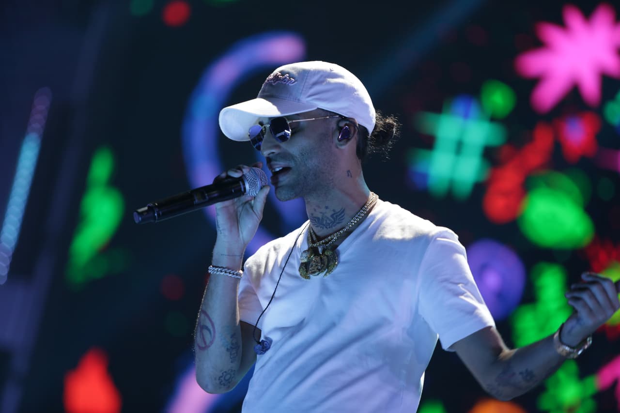 Para complementar el color blanco de su vestuario Arcángel utiliza una cadena de oro con incrustaciones de diamantes valorado en 50 mil dólares.