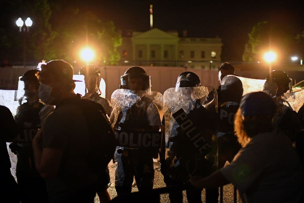 Manifestantes se enfrentaron a los antidisturbios y miembros del Servicio Secreto durante la noche y madrugada.
