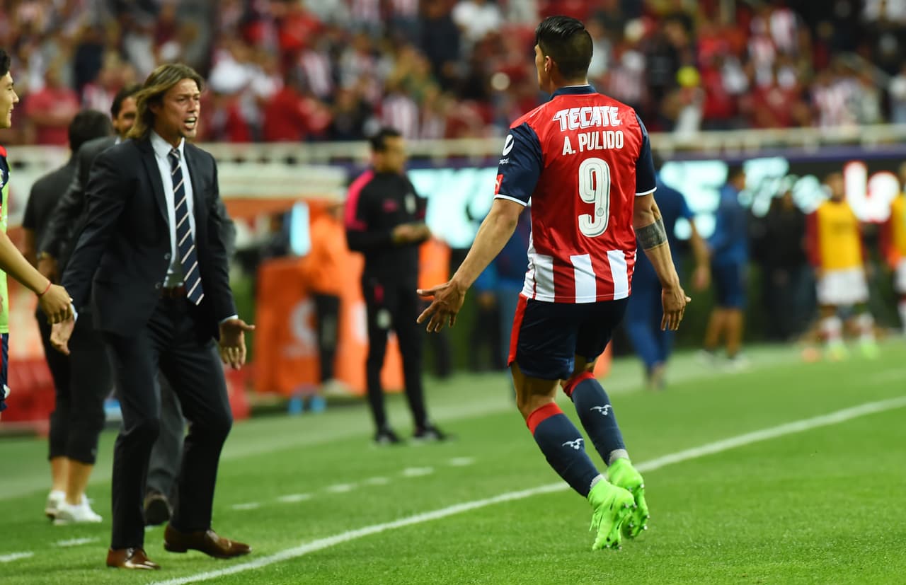 'El Pelado' también se apasiona desde la línea de cal tanto como su maestro, 'El Loco'.