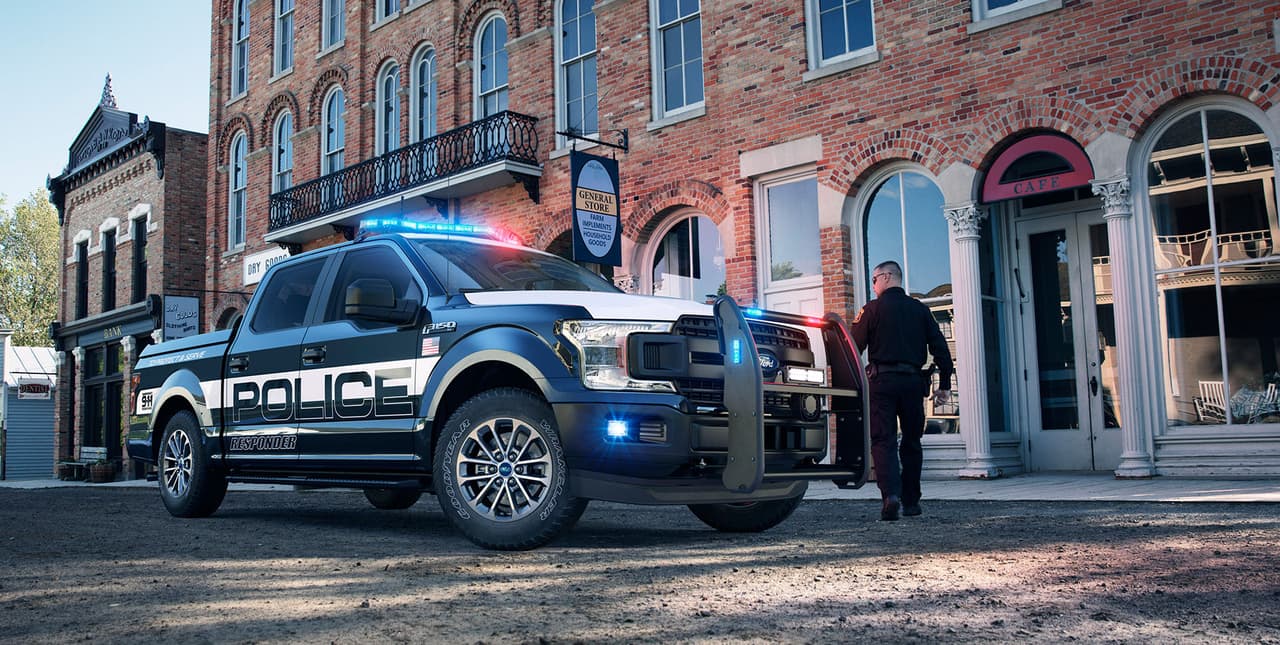 <b>9. El agente sentado tras el volante de la Ford F-150 Police Responder sabe manejar mejor que tu.</b>
<br>
<br>Es verdad. No te arriesgues..