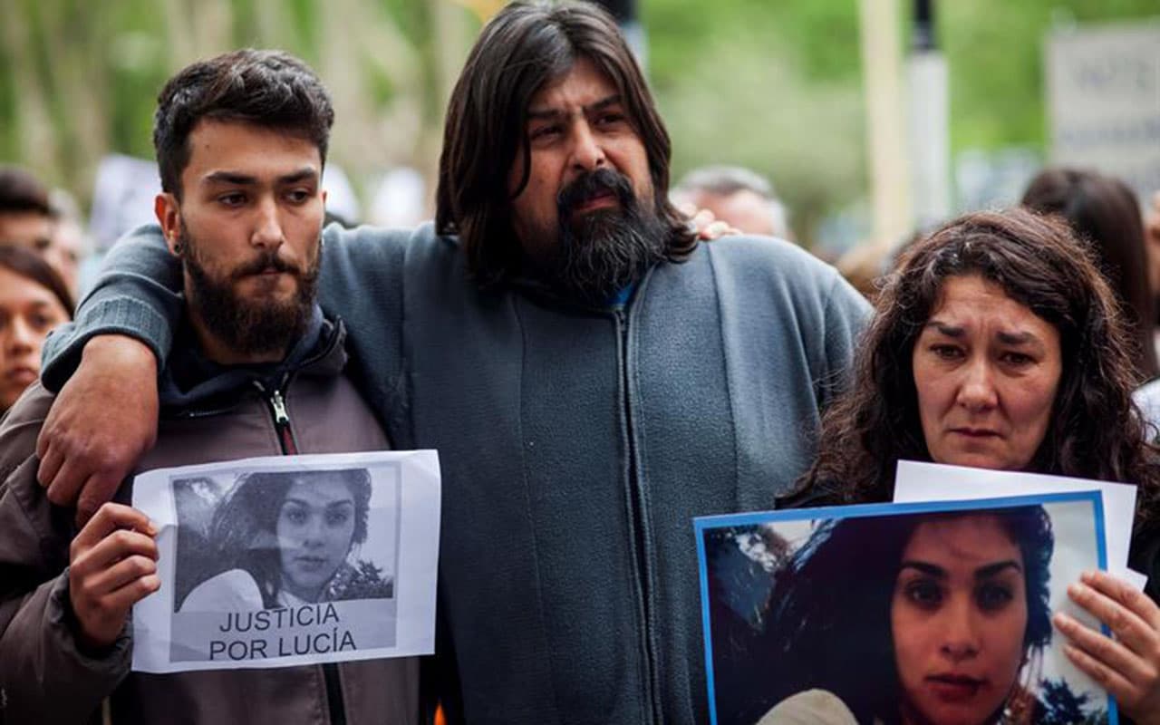 Lucía Pérez llegó el 8 de octubre de 2016 a un centro de salud
<a href="https://www.univision.com/noticias/violaciones/el-violento-caso-de-abuso-sexual-y-asesinato-de-una-joven-que-reaviva-las-protestas-en-argentina"><b>llevada por sus mismos agresores, quienes tras ultrajarla la bañaron y vistieron para intentar esconder el crimen.</b></a> Dijeron que había tenido una sobredosis y por eso colapsó, pero su cuerpo llegó sin vida y los médicos no lograron reanimarla. La autopsia fue determinante: "Le introdujeron un objeto romo por vía anal que derivó en un reflejo vagal y en un paro cardiorrespiratorio". Los padres de Lucía Pérez, Guillermo Pérez (centro) y Marta Montero (der.), durante una marcha en Mar del Plata, Argentina, en repudio al asesinato de su hija en esta localidad costera.
