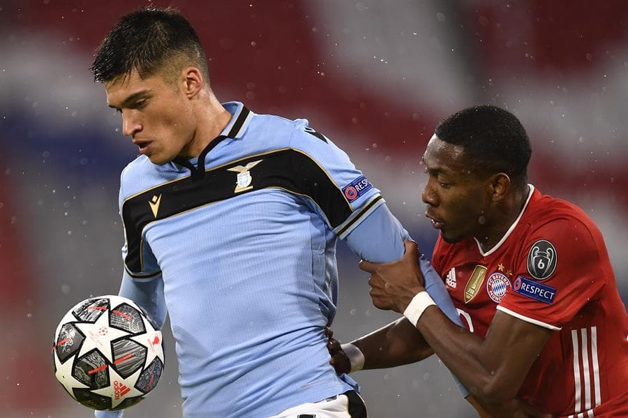 Con dos goles, el Bayern Munich derrotó al Lazio y, con un global de 6-2, los dirigidos por Hansi Flick pasan a Cuartos de Final de la UEFA Champions League. Esta vez, los goleadores de la tarde fueron Robert Lewandowski con penal al minuto 33 y el camerunés Eric Maxim Choupo-Moting. El único gol para los azules fue por parte de Marco Parolo al minuto 82 del encuentro.