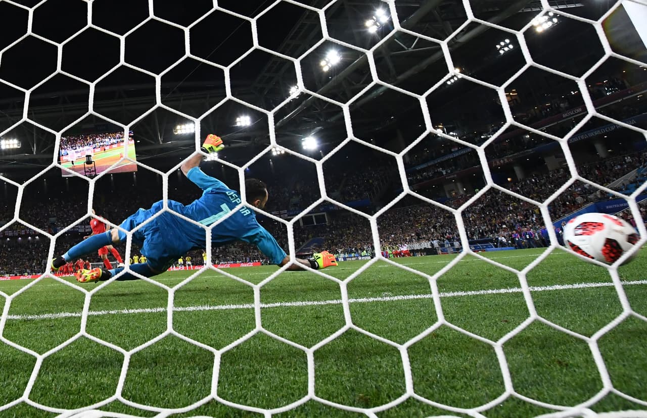 Y sin compasión, con potencia y colocación, pateó un tiro muy bien colocado, inalcanzable para David Ospina, y sacudió las redes con su brillante ejecución.